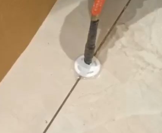 海南瓷砖空鼓维修公司专业解答瓷砖在铺贴过程中，如果没有涂抹均匀到位的粘结材料（如水泥砂浆或瓷砖胶），可能会导致以下问题