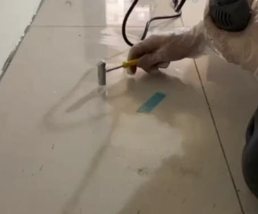 海南瓷砖开裂维修公司专业分享瓷砖在铺贴前如果没有沥干水分，将会导致以下问题